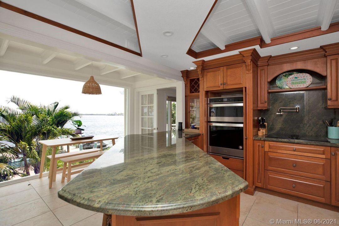 Recently Sold: $2,000,000 (3 beds, 4 baths, 2608 Square Feet)