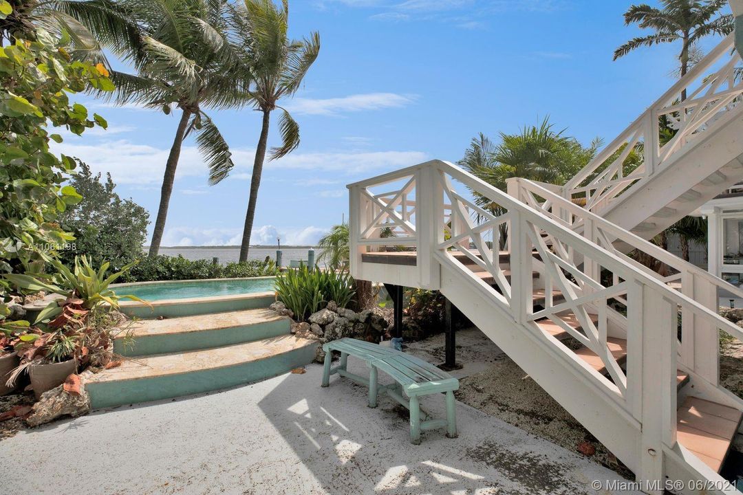 Recently Sold: $2,000,000 (3 beds, 4 baths, 2608 Square Feet)