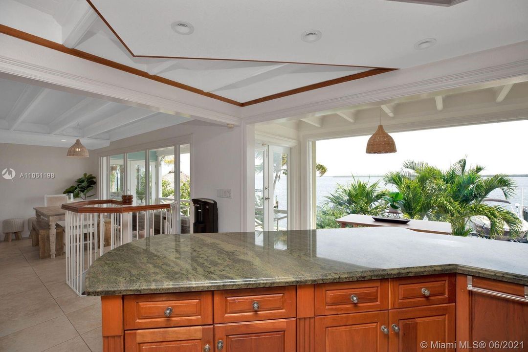 Recently Sold: $2,000,000 (3 beds, 4 baths, 2608 Square Feet)