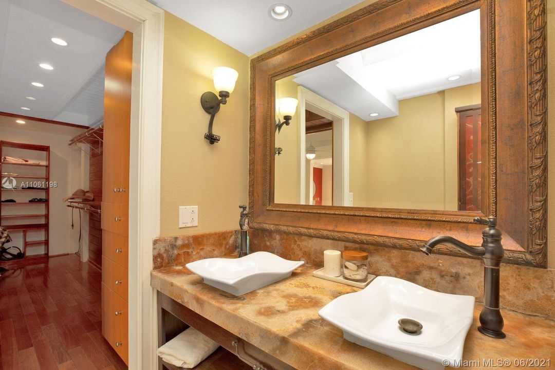 Recently Sold: $2,000,000 (3 beds, 4 baths, 2608 Square Feet)