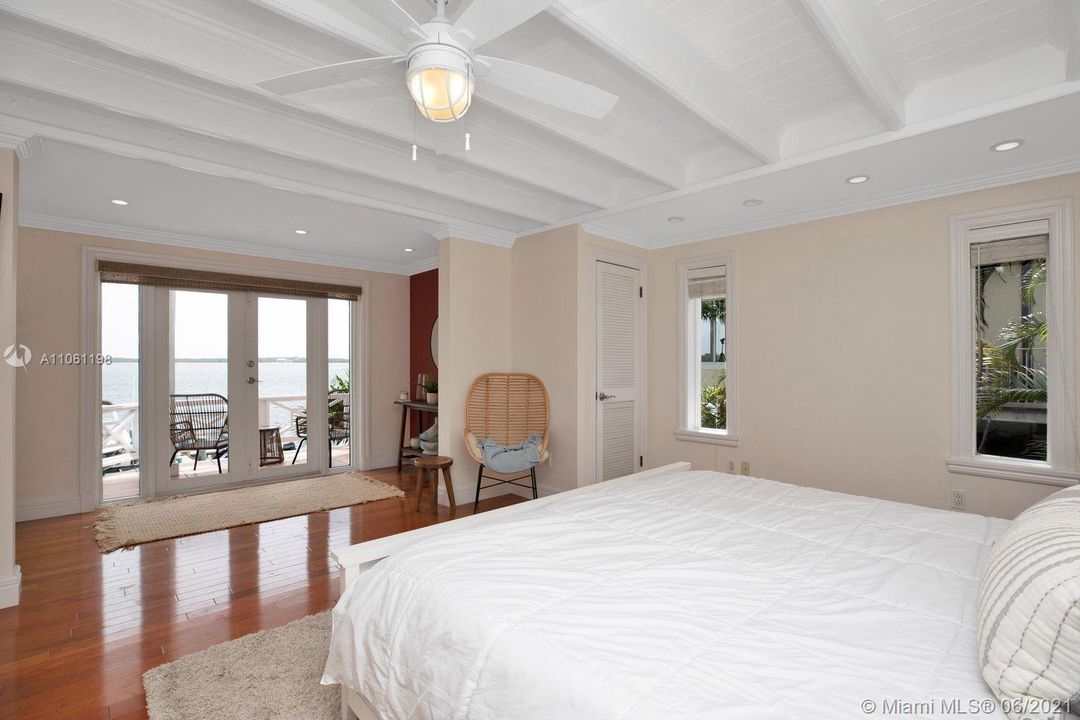 Recently Sold: $2,000,000 (3 beds, 4 baths, 2608 Square Feet)