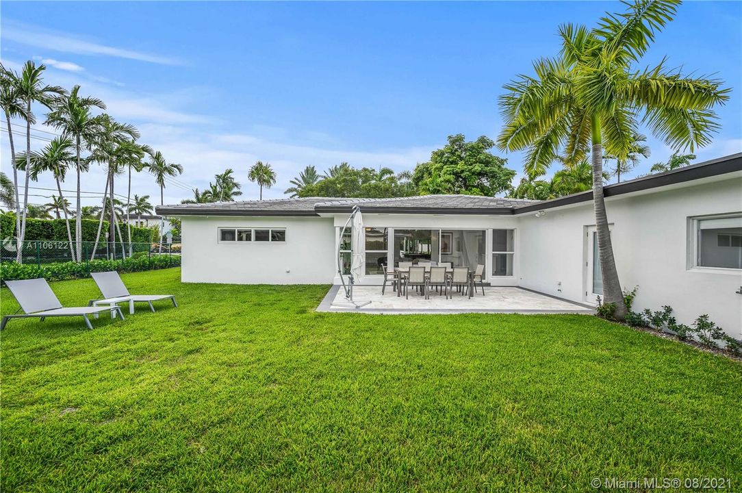 Recently Sold: $2,550,000 (4 beds, 3 baths, 2916 Square Feet)