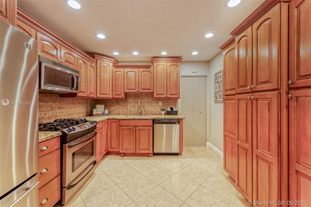 最近售出: $459,500 (3 贝兹, 2 浴室, 2080 平方英尺)