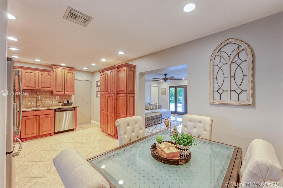 最近售出: $459,500 (3 贝兹, 2 浴室, 2080 平方英尺)