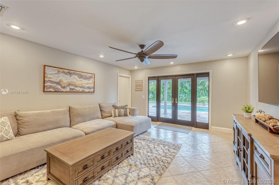 最近售出: $459,500 (3 贝兹, 2 浴室, 2080 平方英尺)