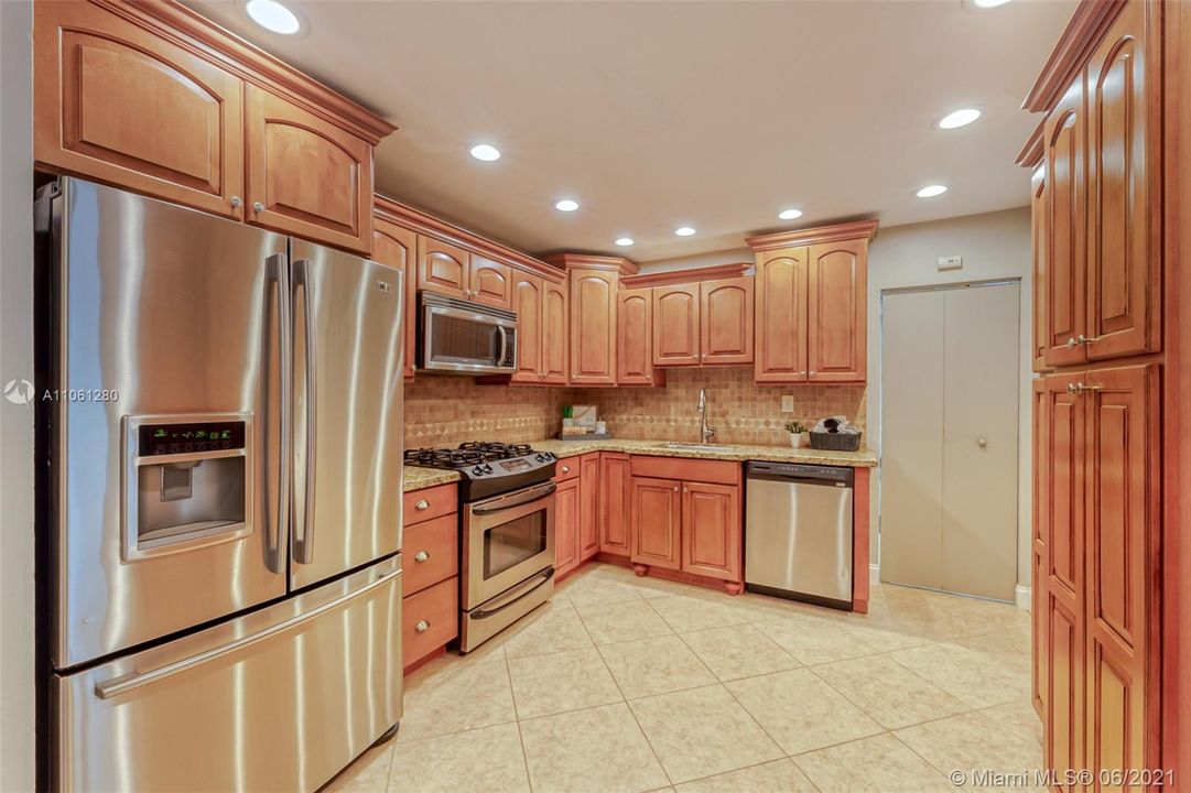 最近售出: $459,500 (3 贝兹, 2 浴室, 2080 平方英尺)