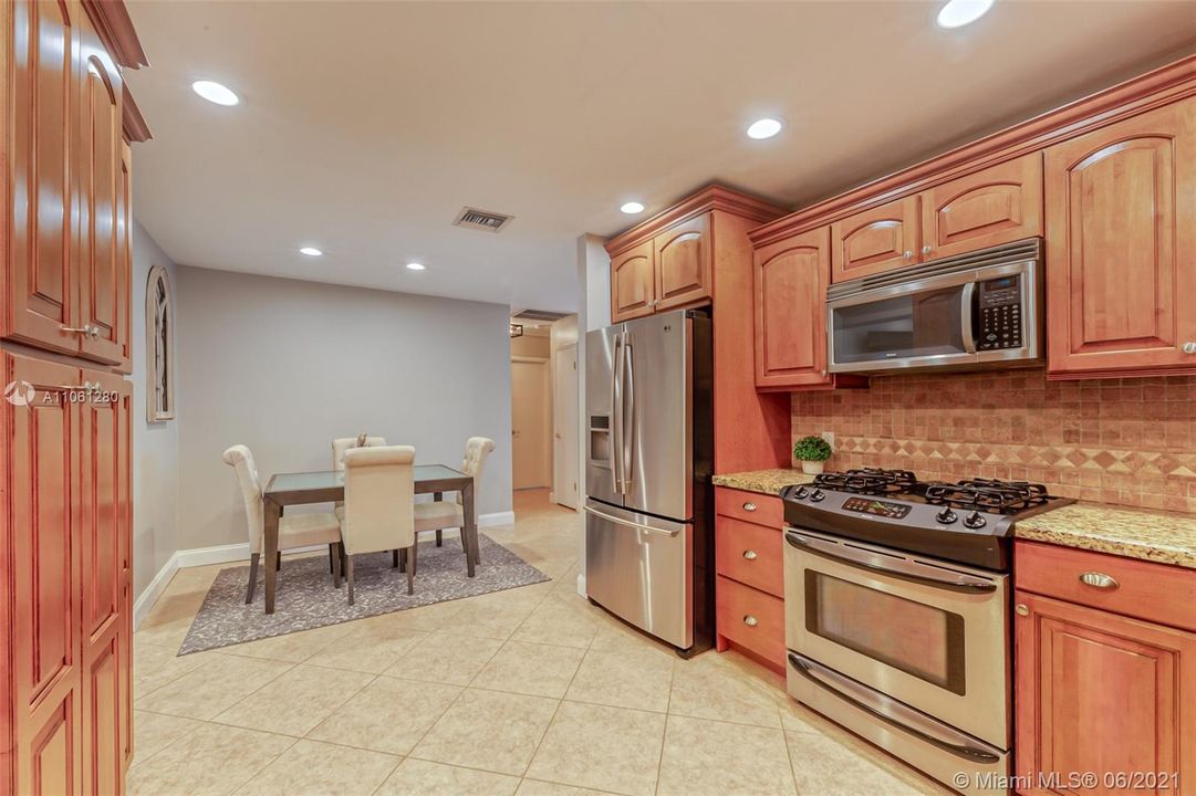 最近售出: $459,500 (3 贝兹, 2 浴室, 2080 平方英尺)