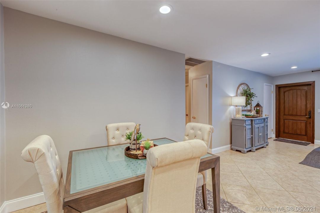 最近售出: $459,500 (3 贝兹, 2 浴室, 2080 平方英尺)