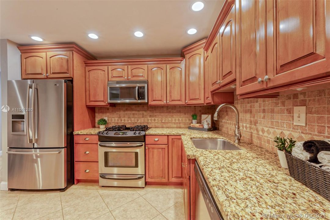 最近售出: $459,500 (3 贝兹, 2 浴室, 2080 平方英尺)