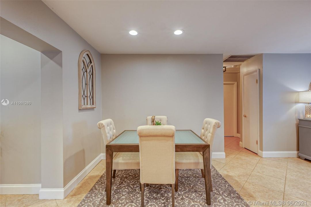 最近售出: $459,500 (3 贝兹, 2 浴室, 2080 平方英尺)