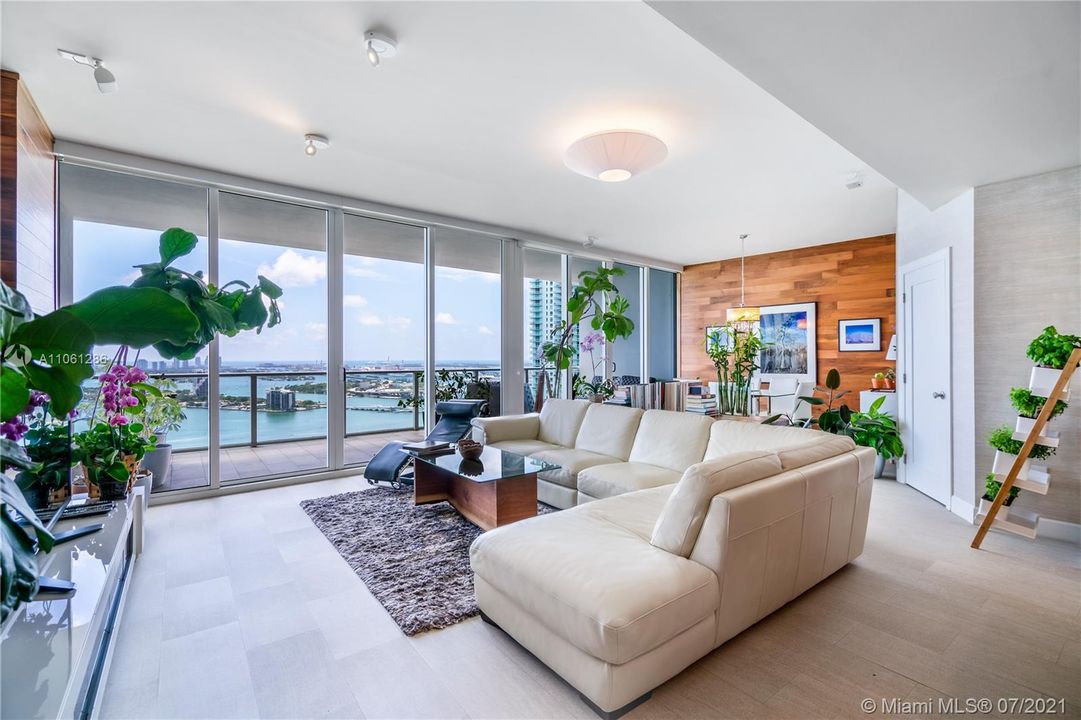 Recently Sold: $2,550,000 (4 beds, 4 baths, 2996 Square Feet)