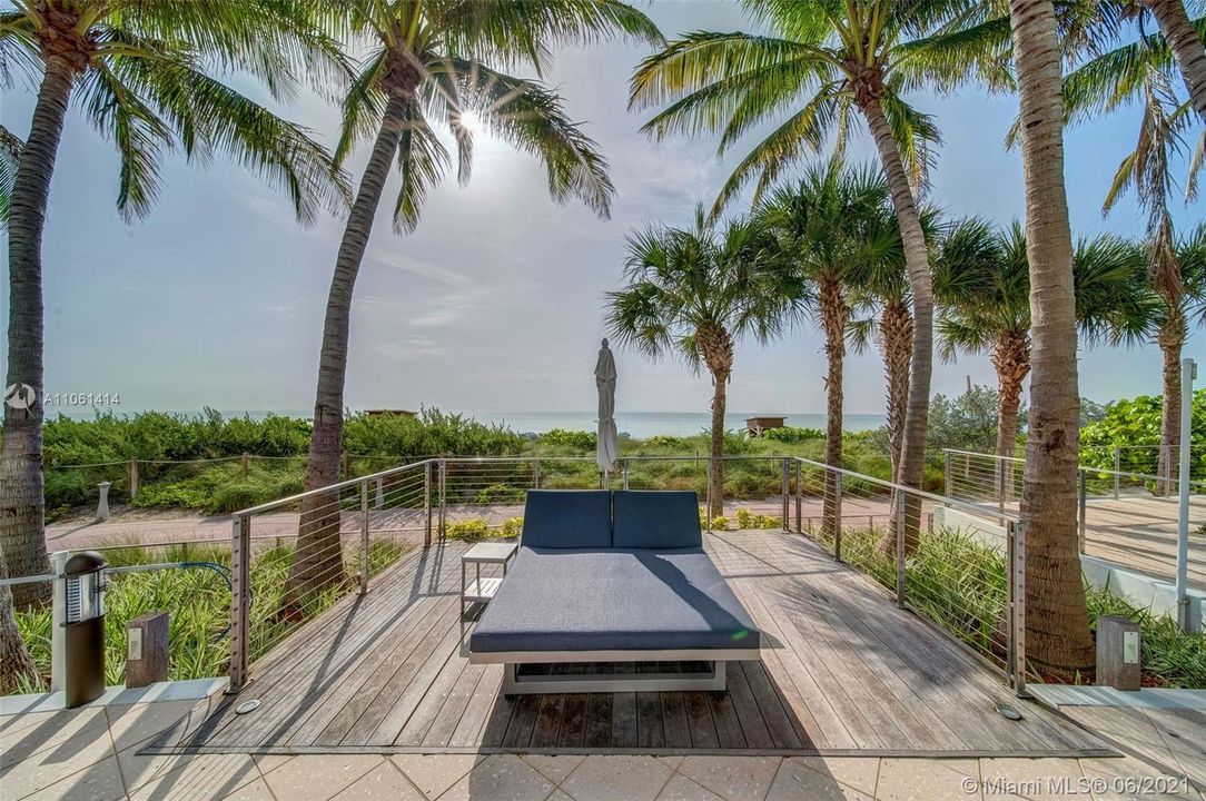 Recently Sold: $1,650,000 (2 beds, 2 baths, 1565 Square Feet)
