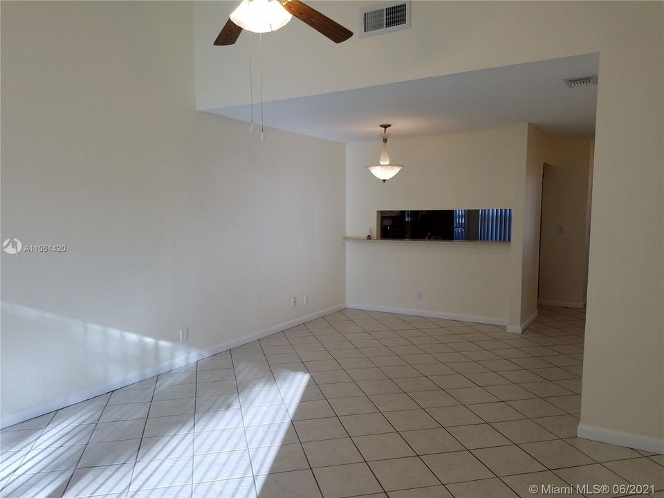 Recently Rented: $1,700 (2 beds, 1 baths, 994 Square Feet)