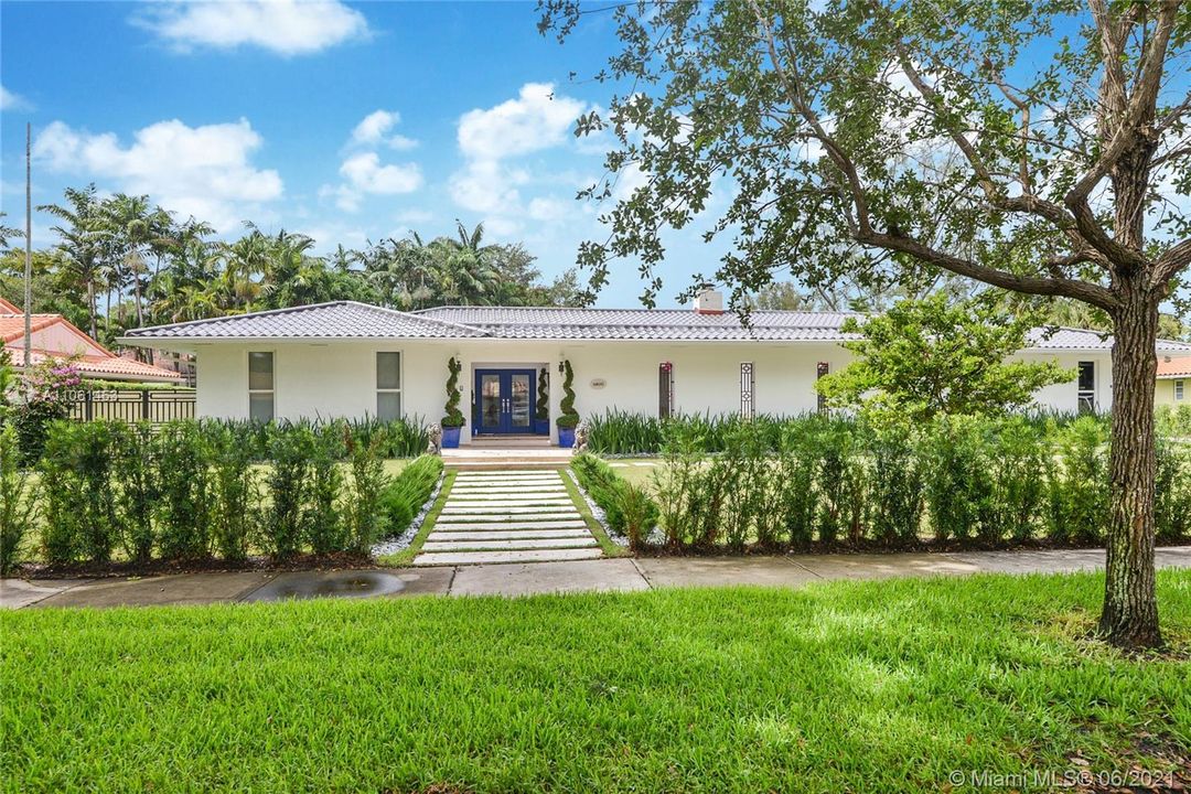 Recently Sold: $1,950,000 (5 beds, 3 baths, 6004 Square Feet)