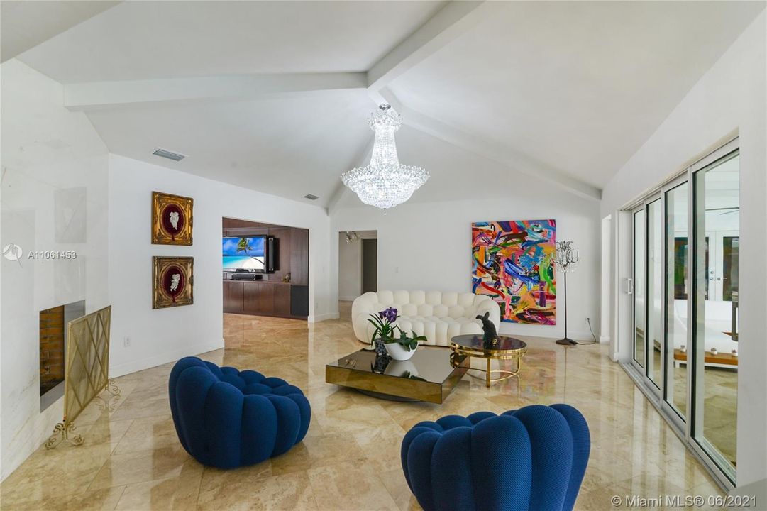 Recently Sold: $1,950,000 (5 beds, 3 baths, 6004 Square Feet)