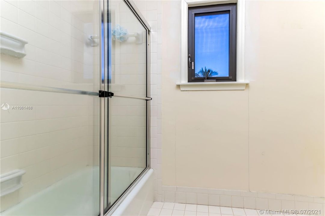 最近售出: $850,000 (5 贝兹, 5 浴室, 4989 平方英尺)