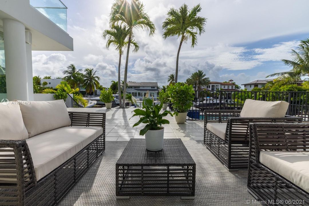 Recently Sold: $5,999,999 (5 beds, 5 baths, 5305 Square Feet)