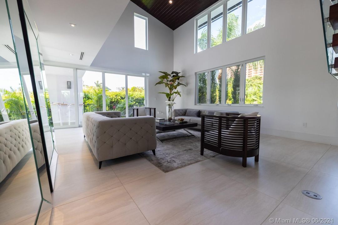 Recently Sold: $5,999,999 (5 beds, 5 baths, 5305 Square Feet)