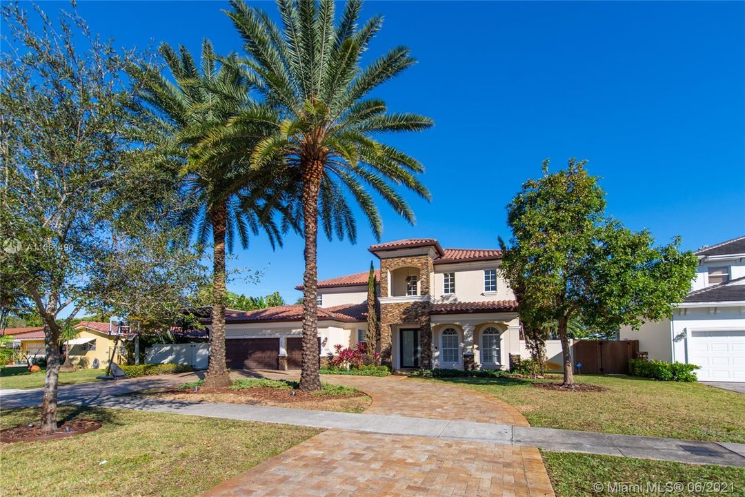 Recently Sold: $1,349,000 (5 beds, 4 baths, 3775 Square Feet)