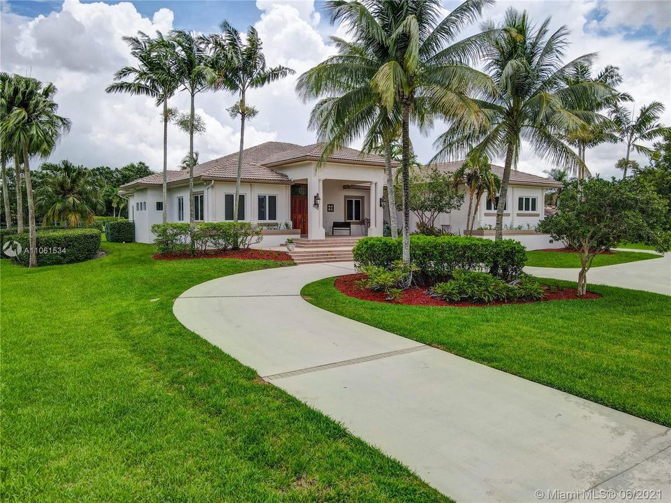 Recently Sold: $1,350,000 (5 beds, 4 baths, 4863 Square Feet)