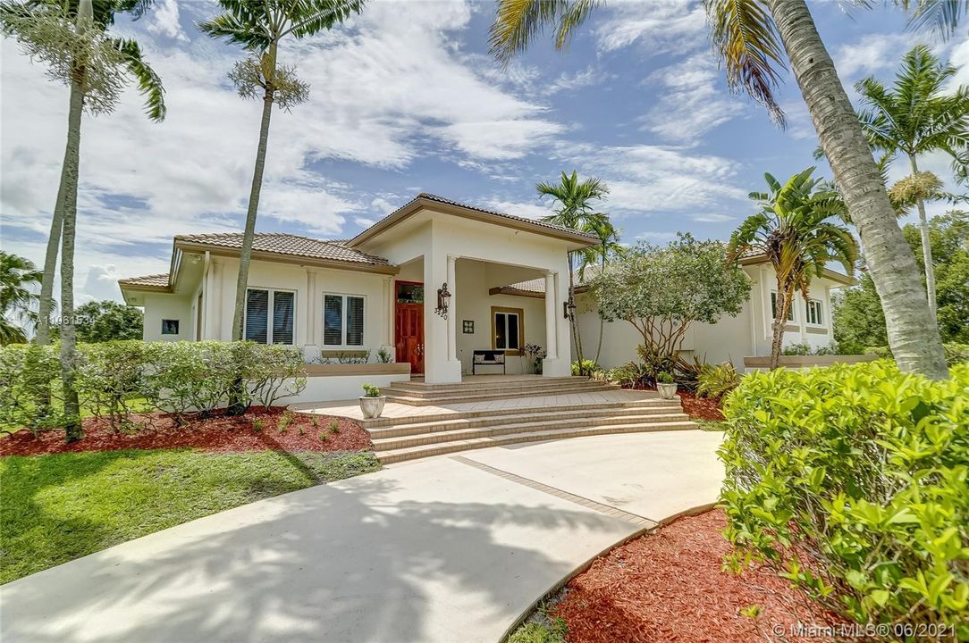 Recently Sold: $1,350,000 (5 beds, 4 baths, 4863 Square Feet)
