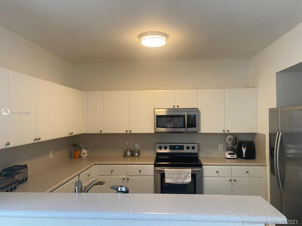 Recently Rented: $2,400 (3 beds, 2 baths, 1530 Square Feet)