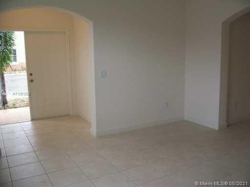 Recently Rented: $2,400 (3 beds, 2 baths, 1530 Square Feet)