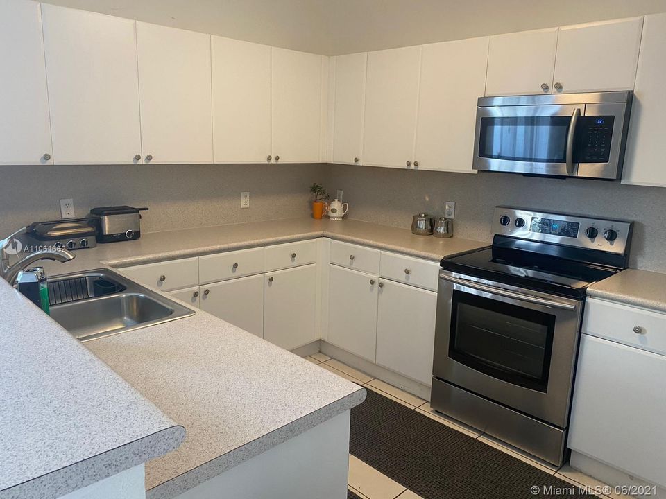 Recently Rented: $2,400 (3 beds, 2 baths, 1530 Square Feet)