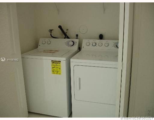 Recently Rented: $2,400 (3 beds, 2 baths, 1530 Square Feet)