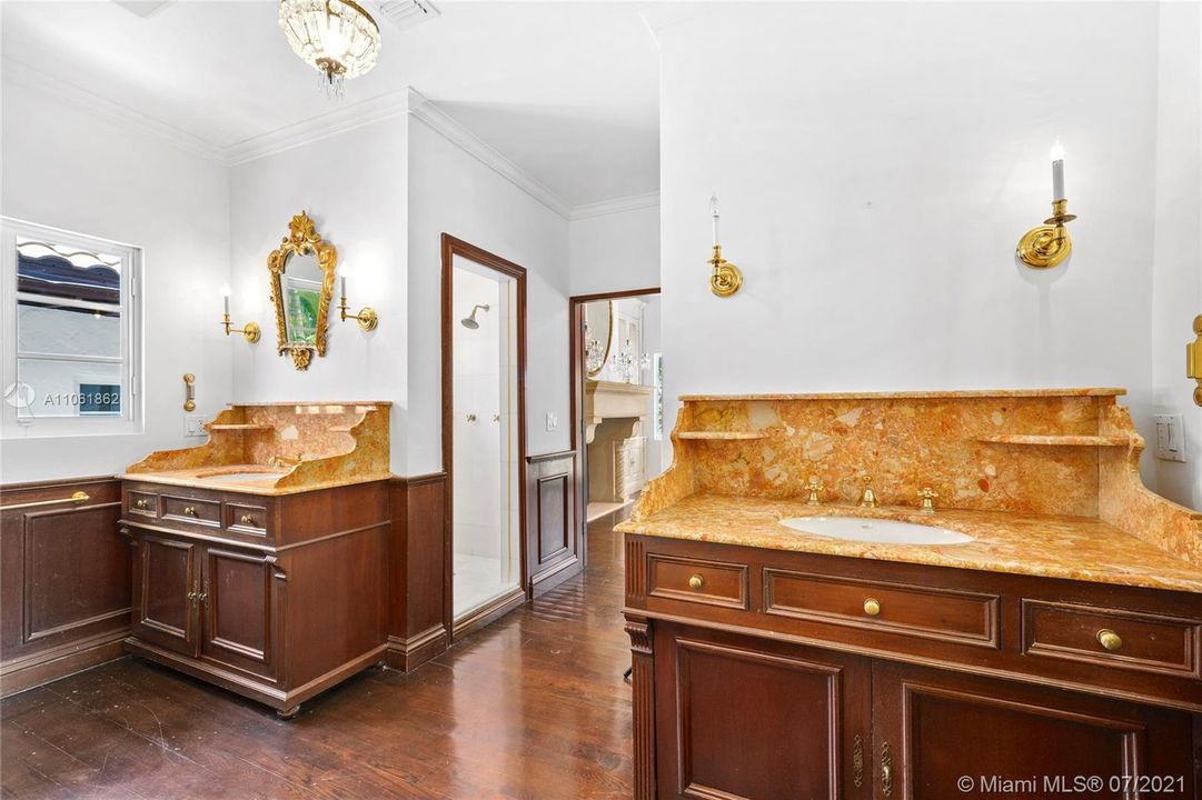 Недавно продано: $5,900,000 (5 спален, 5 ванн, 4758 Квадратных фут)