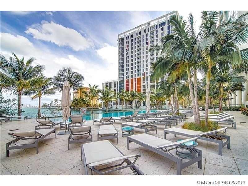 Recently Sold: $650,000 (2 beds, 2 baths, 1311 Square Feet)