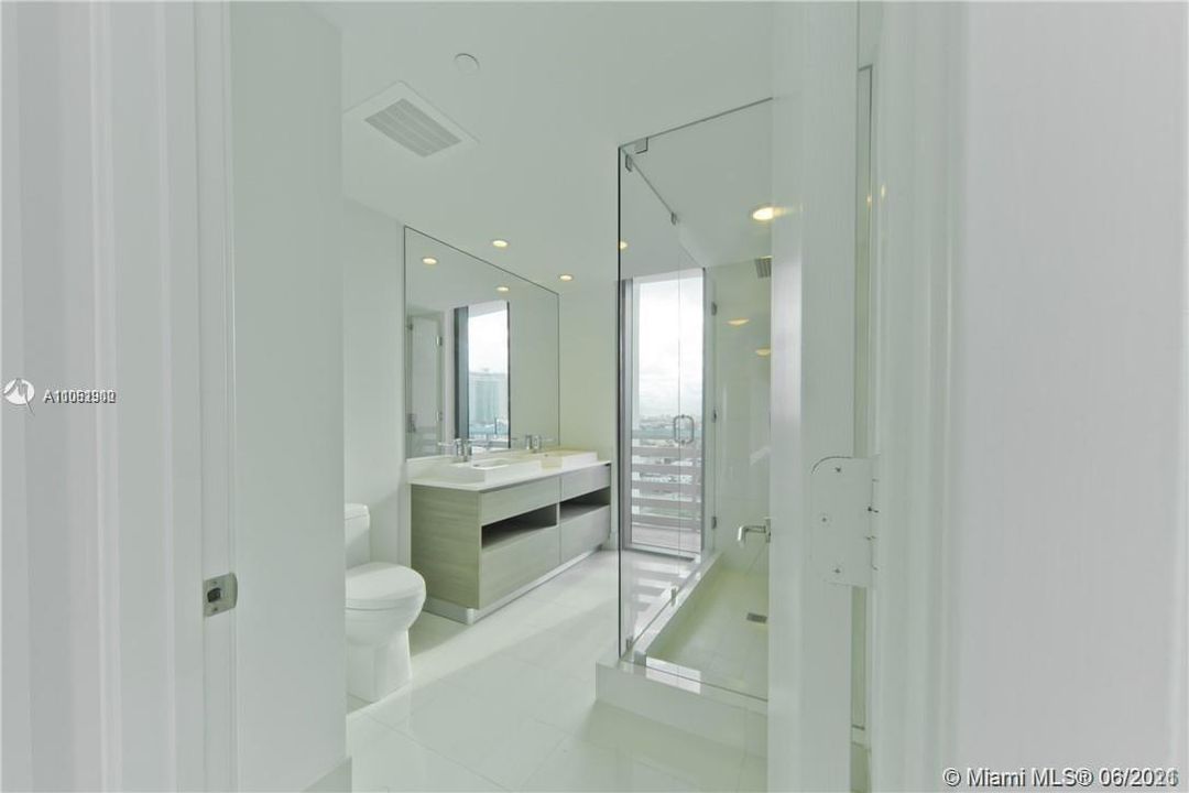 最近售出: $650,000 (2 贝兹, 2 浴室, 1311 平方英尺)