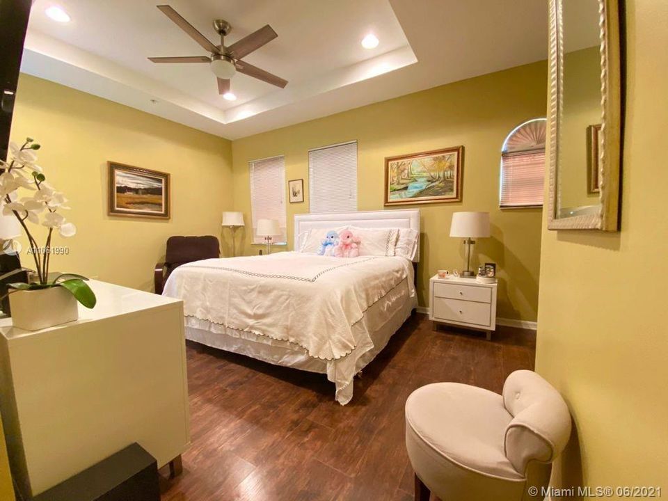 Recently Sold: $345,000 (3 beds, 2 baths, 1904 Square Feet)