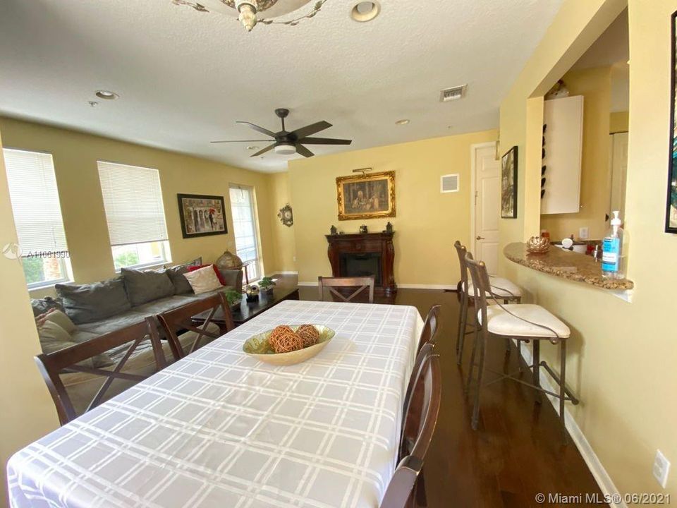 Recently Sold: $345,000 (3 beds, 2 baths, 1904 Square Feet)