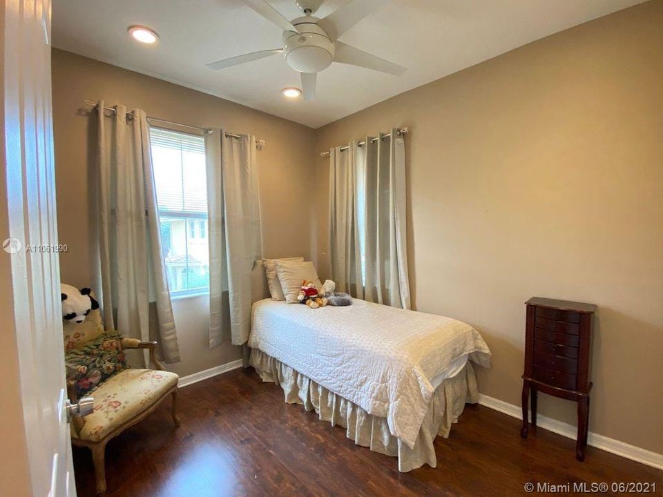 Recently Sold: $345,000 (3 beds, 2 baths, 1904 Square Feet)