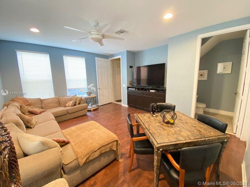 Recently Sold: $345,000 (3 beds, 2 baths, 1904 Square Feet)