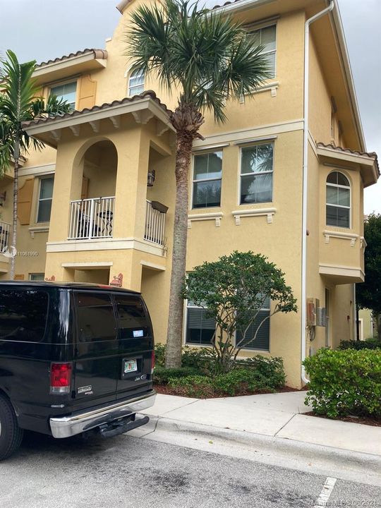 Recently Sold: $345,000 (3 beds, 2 baths, 1904 Square Feet)