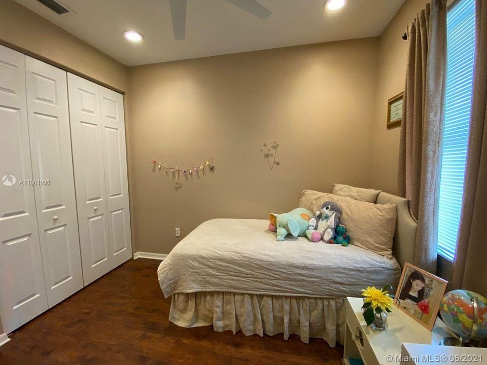 Recently Sold: $345,000 (3 beds, 2 baths, 1904 Square Feet)