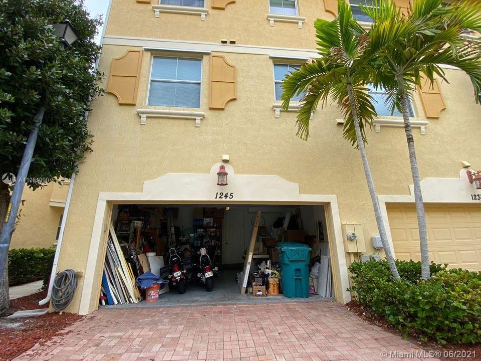 Recently Sold: $345,000 (3 beds, 2 baths, 1904 Square Feet)