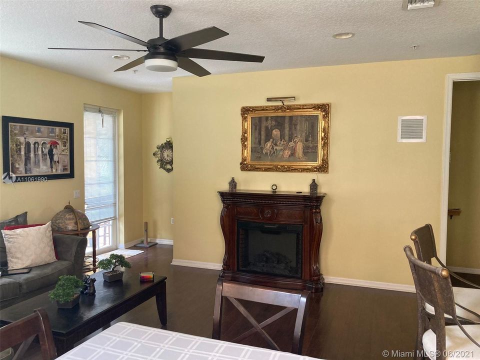 Recently Sold: $345,000 (3 beds, 2 baths, 1904 Square Feet)