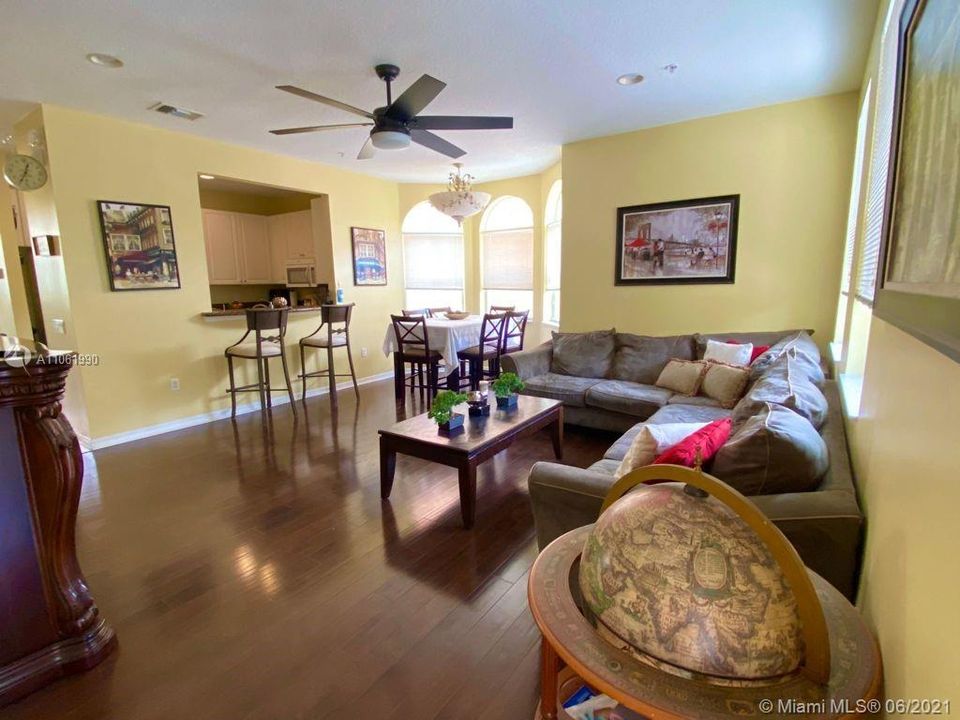 Recently Sold: $345,000 (3 beds, 2 baths, 1904 Square Feet)