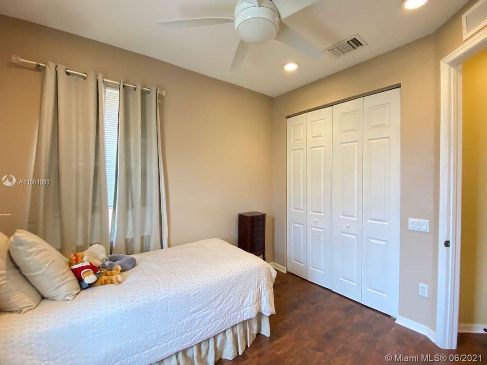 Recently Sold: $345,000 (3 beds, 2 baths, 1904 Square Feet)