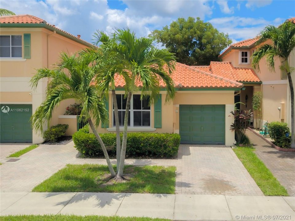 Recently Sold: $365,000 (2 beds, 2 baths, 1131 Square Feet)