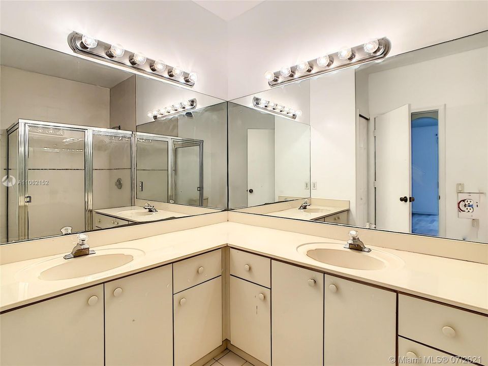 Dual sinks primary ensuite