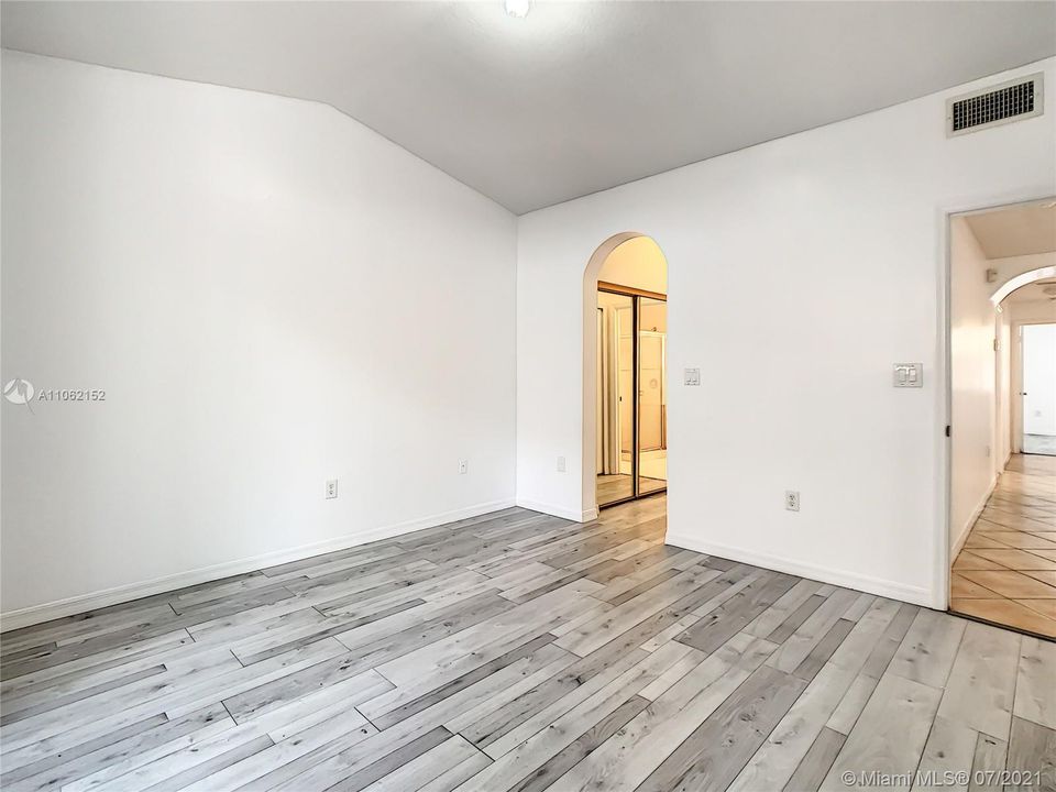 Recently Sold: $365,000 (2 beds, 2 baths, 1131 Square Feet)