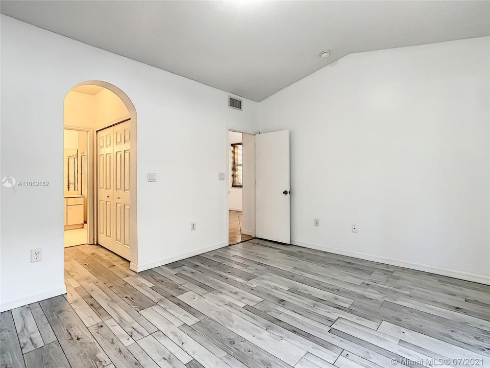 Recently Sold: $365,000 (2 beds, 2 baths, 1131 Square Feet)