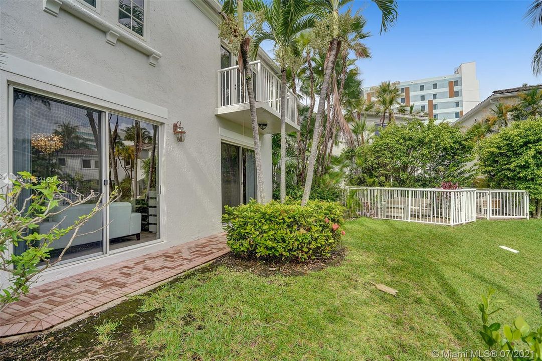 Recently Sold: $845,000 (3 beds, 2 baths, 2338 Square Feet)