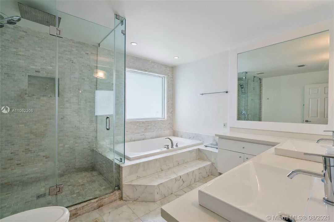 Недавно продано: $1,395,000 (6 спален, 5 ванн, 3615 Квадратных фут)