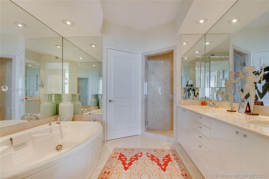 最近售出: $2,395,000 (2 贝兹, 2 浴室, 2100 平方英尺)