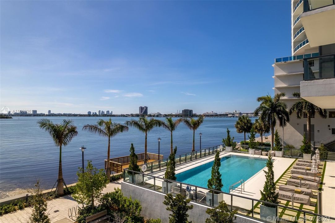 Recently Sold: $2,399,000 (3 beds, 4 baths, 2743 Square Feet)